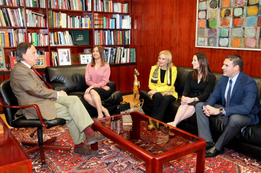 Reunión con el Alcalde de San Salvador - Imagen del alcalde García de Vinuesa con el alcalde de El Salvador y varias autoridades municipales, charlando.