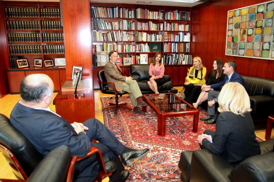 Reunión con el Alcalde de San Salvador - Imagen de la charla entre el alcalde García de Vinuesa , el alcalde de El Salvador y las autoridades municipales  de ambos países.