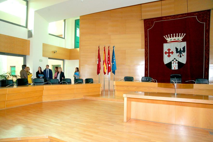 Reunión con el Alcalde de San Salvador - Panorámica del salón de plenos .