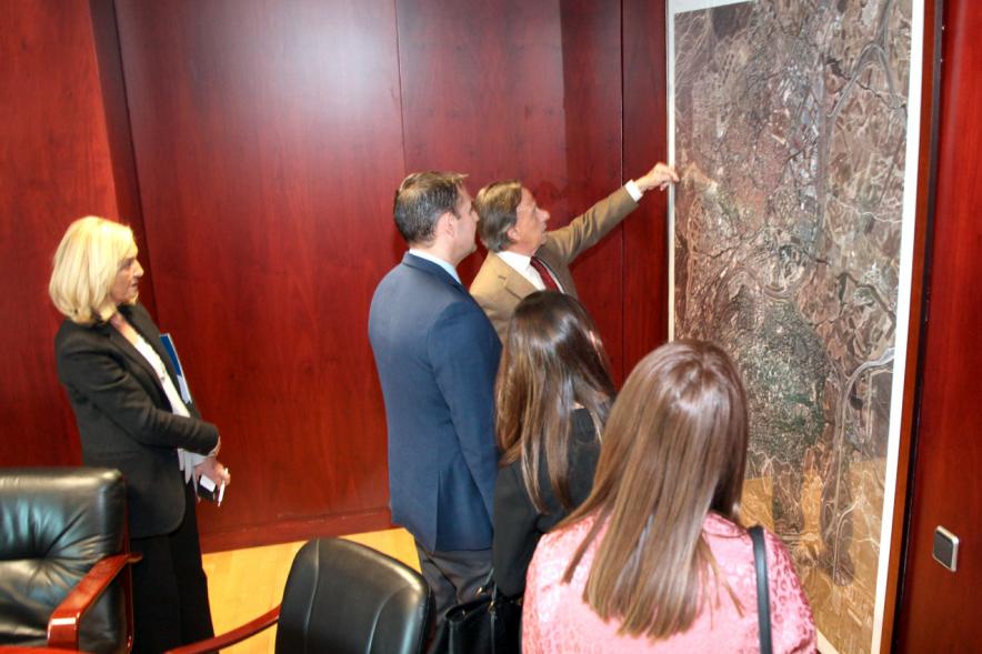Reunión con el Alcalde de San Salvador - Imagen del alcalde García de Vinuesa enseñando un cuadro al alcalde de El Salvador.