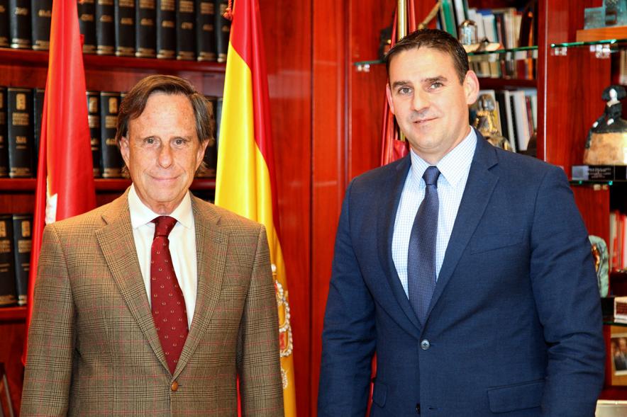 Reunión con el Alcalde de San Salvador - Posado del alcalde García de Vinuesa y de Ernesto Huyshondt, alcalde de El Salvador. 