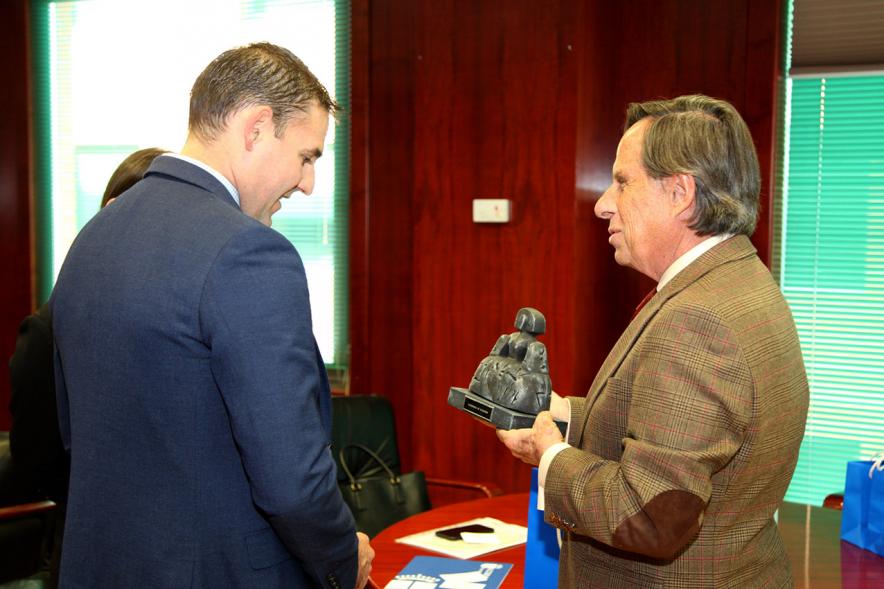 Reunión con el Alcalde de San Salvador - Entrega de la  escultura de una  Menina por parte del alcalde García de Vinuesa al alcalde de El Salvador.