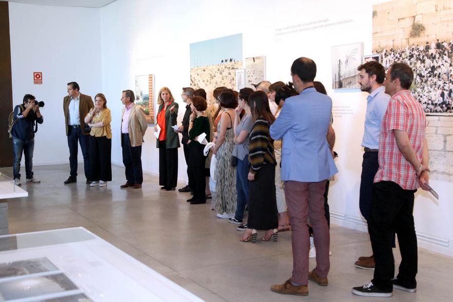  Roger Grasa, Alcalde Ignacio de Vinuesa, autoridades y visitantes . Inauguración Exposición Roger Grasas -2019