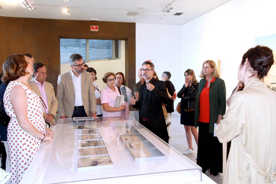 Roger Grasa , representantes del  ayuntamiento y visitantes. Inauguración Exposición Roger Grasas - 2019