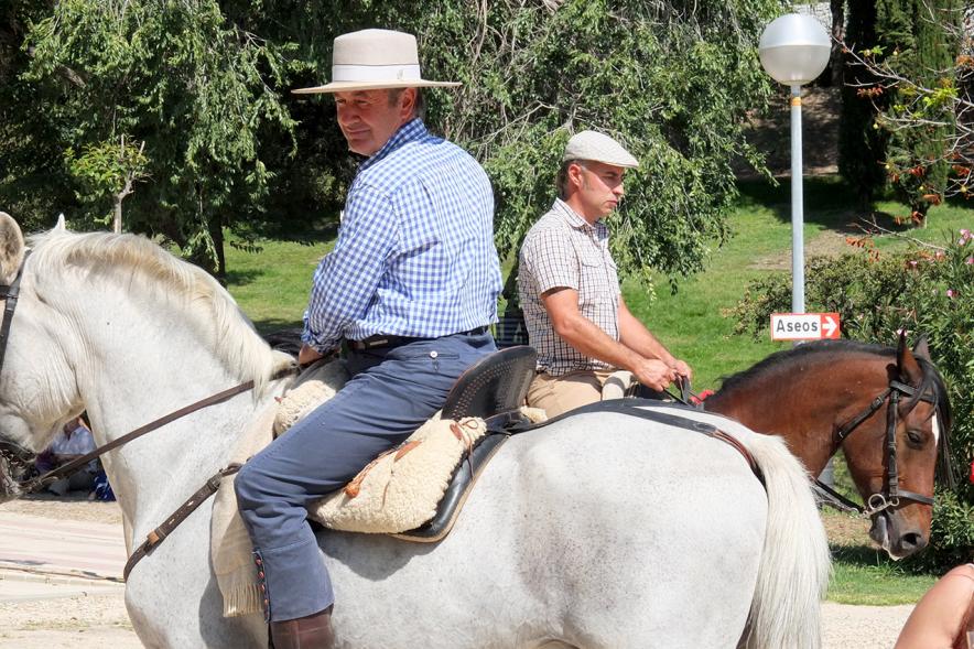 XXIV Romería Andaluza - Imagen de dos hombres montando a caballo.