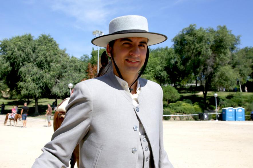 Hombre con traje regional