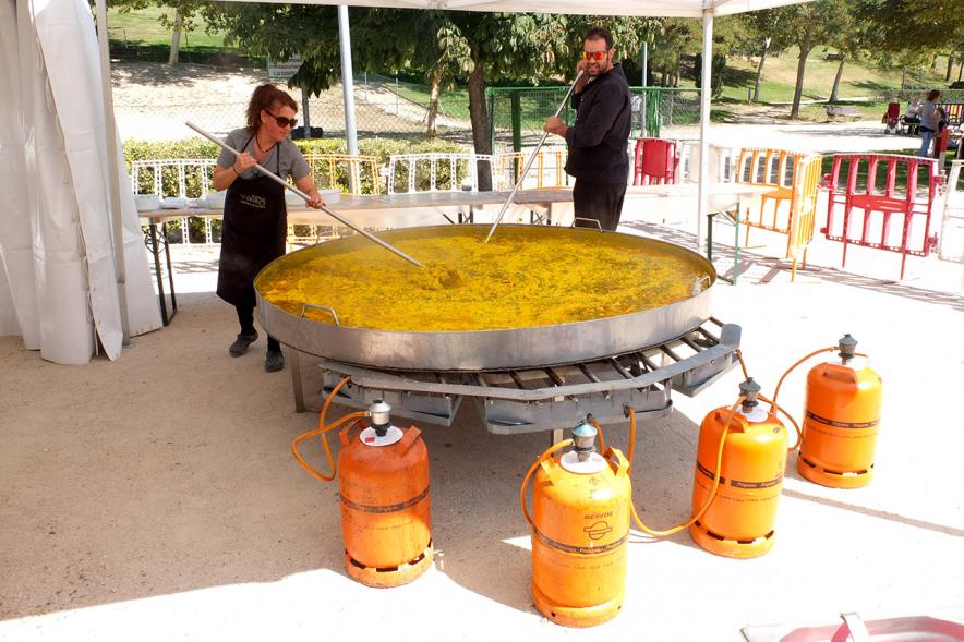 XXIV Romería Andaluza - Imagen dos personas cocinando una paella gigante.