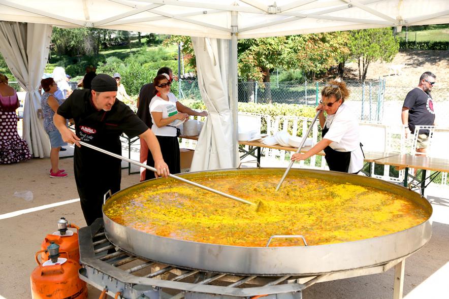 Detalle paellera masiva para paellada popular