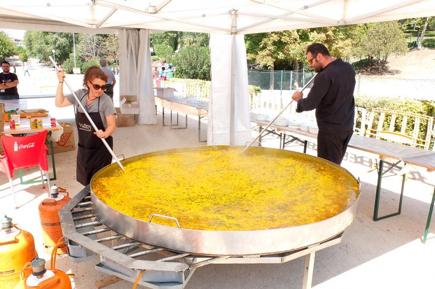 XXIV Romería Andaluza - Imagen dos personas cocinando una paella gigante.