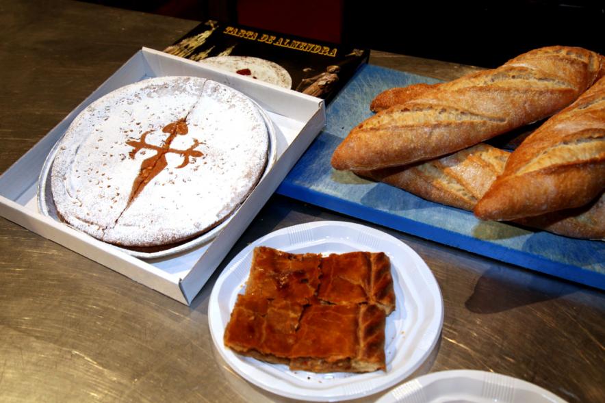 Semana Cultural Xuntanza de Galegos - Inauguración de la Romeria del Pulpo y el Mejillón - Imagen de pan, empanda gallega y tarta de Santiago.