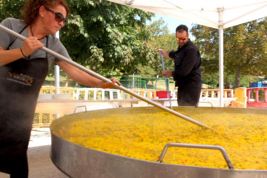 XXIV Romería Andaluza - Imagen dos personas cocinando una paella gigante.