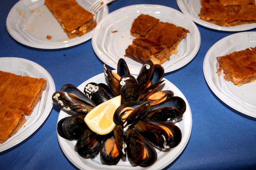 Semana Cultural Xuntanza de Galegos - Inauguración de la Romeria del Pulpo y el Mejillón - Imagen de platos de mejillones y empanadas gallegas.