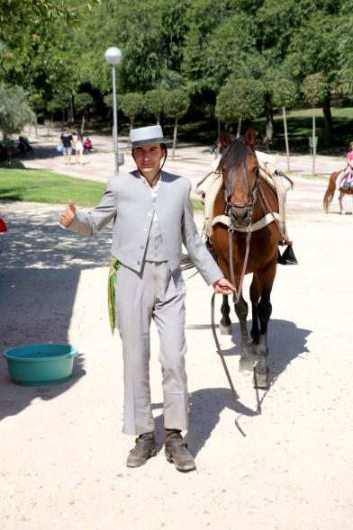 Hombre con caballo y traje regional
