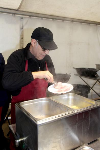 Semana Cultural Xuntanza de Galegos - Inauguración de la Romeria del Pulpo y el Mejillón - Imagen de alguien preparando comida.