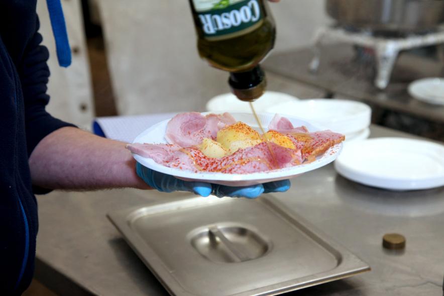 Semana Cultural Xuntanza de Galegos - Inauguración de la Romeria del Pulpo y el Mejillón - Imagen de plato de lacón.