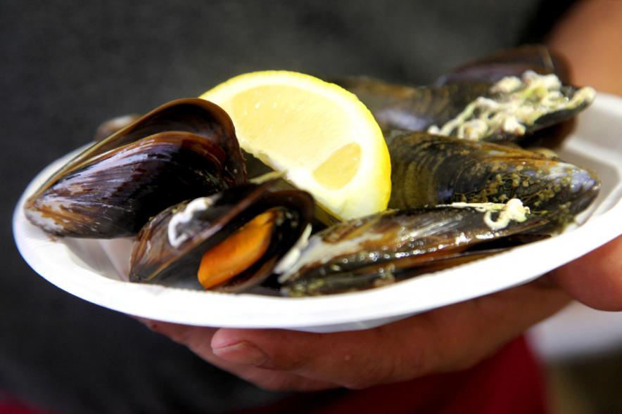 Semana Cultural Xuntanza de Galegos - Inauguración de la Romeria del Pulpo y el Mejillón - Imagen de plato de mejillones.