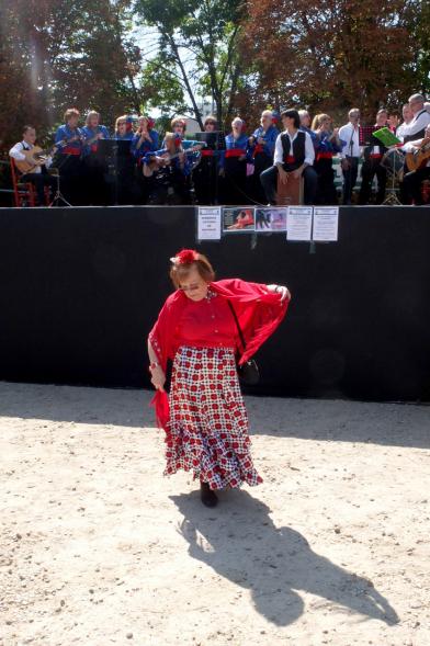 XXIV Romería Andaluza - Imagen de mujer vestida de andaluza, bailando.