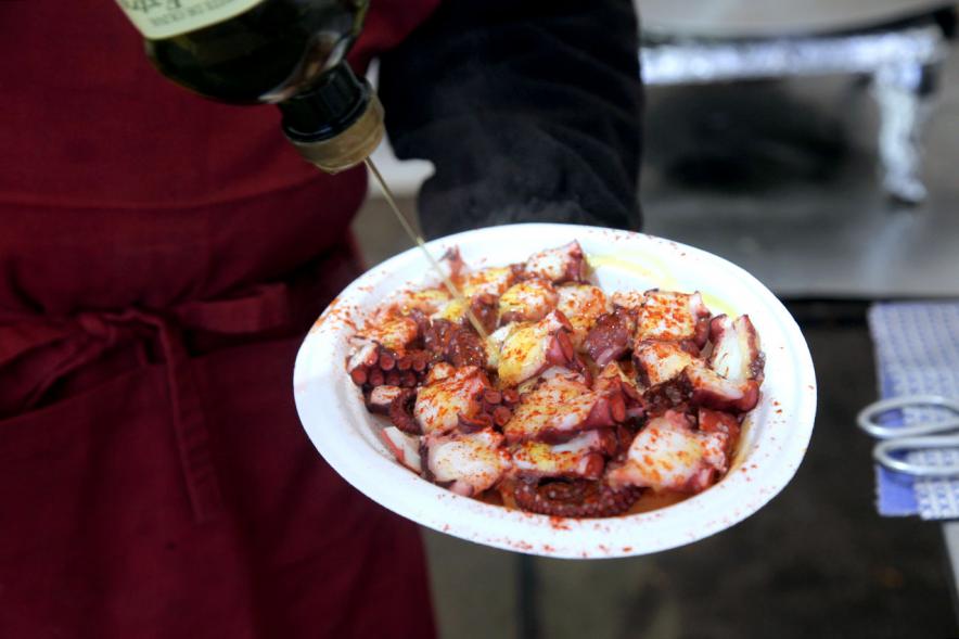 Semana Cultural Xuntanza de Galegos - Inauguración de la Romeria del Pulpo y el Mejillón - Imagen de plato de pulpo a la gallega.