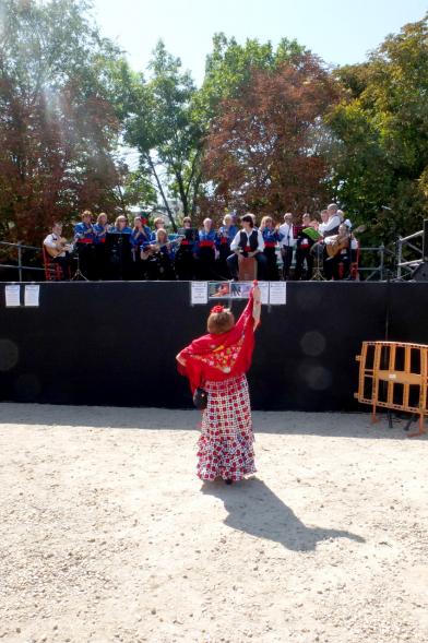 XXIV Romería Andaluza - Imagen de mujer vestida de andaluza, bailando.
