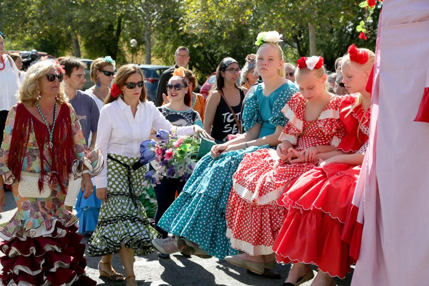 Romería Andaluza e Inauguración del Busto de Luís Infante - Jóvenes vestidas con el traje regional andaluz.
