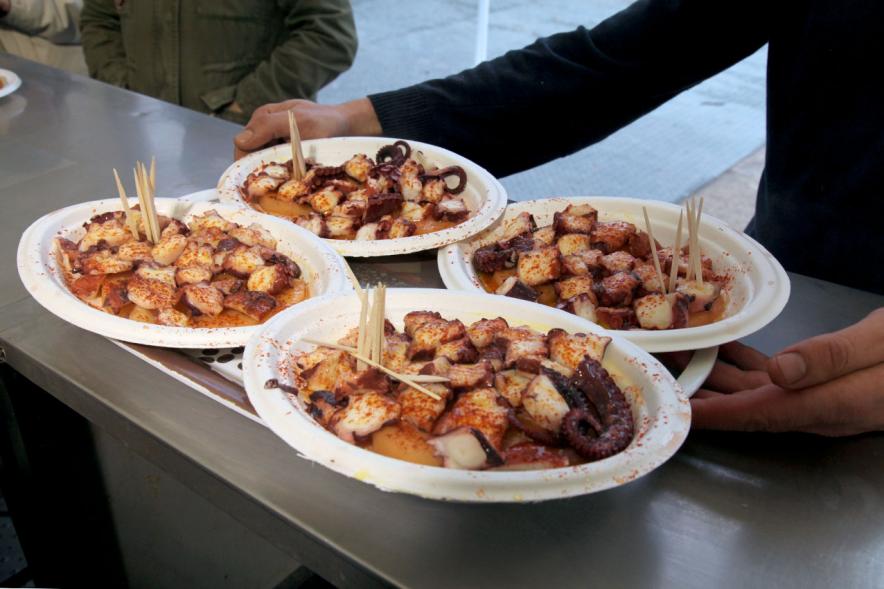 Semana Cultural Xuntanza de Galegos - Inauguración de la Romeria del Pulpo y el Mejillón - Imagen de varios platos de pulpo a la gallega.