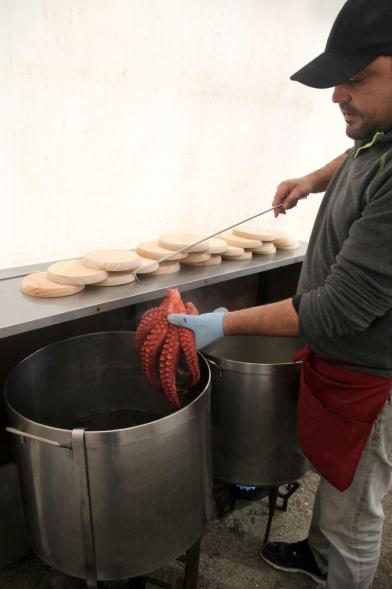 Semana Cultural Xuntanza de Galegos - Inauguración de la Romeria del Pulpo y el Mejillón - Imagen de persona cociendo el pulpo.