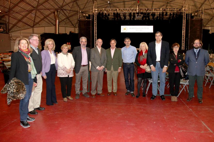 XXIIª Feria del Pulpo y el Mejillón - Imagen de un posado de grupo del alcalde García de Vinuesa rodeado de otras autoridades.