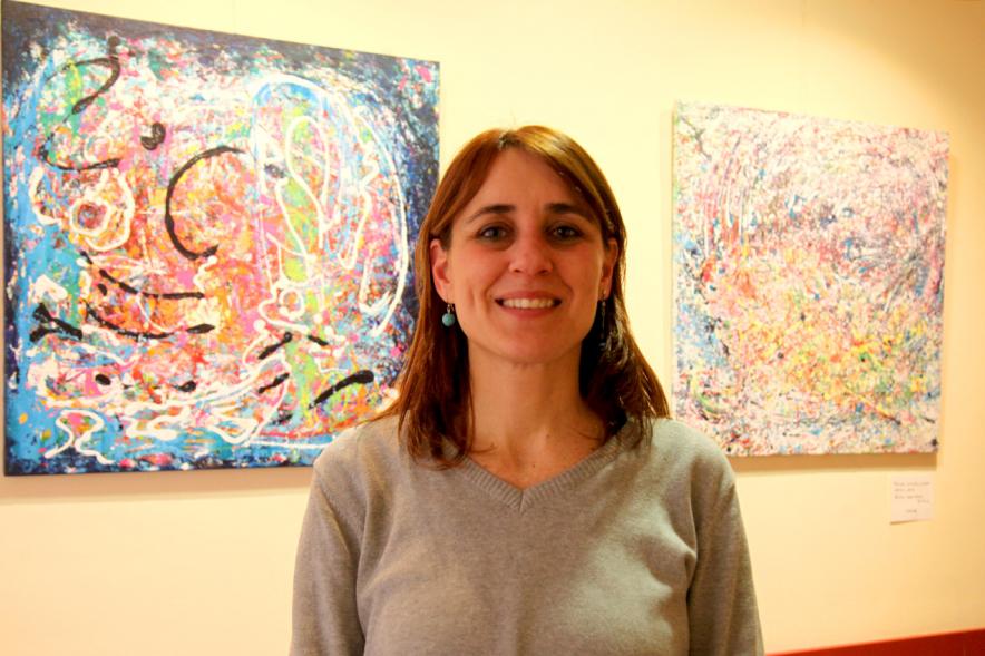 XXIIª Feria del Pulpo y el Mejillón - Imagen de la pintora de Marianela Fontoria, posando junto a su obra.