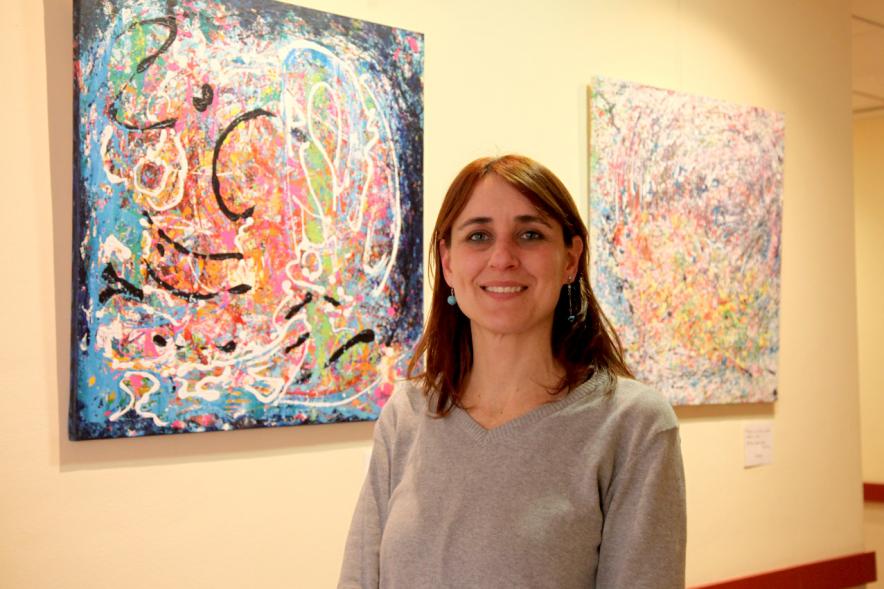 XXIIª Feria del Pulpo y el Mejillón - Imagen de la pintora  de Marianela Fontoria, posando junto a su obra.