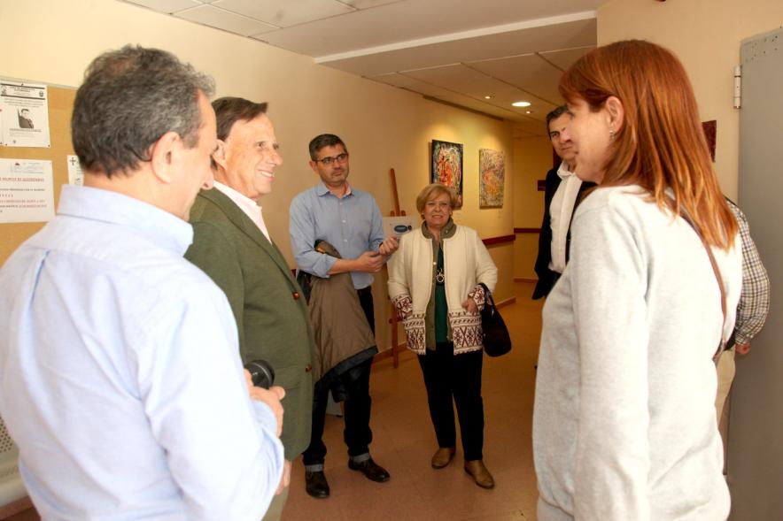 XXIIª Feria del Pulpo y el Mejillón - Imagen del alcalde García de Vinuesa charlando con la la pintora de Marianela Fontoria.