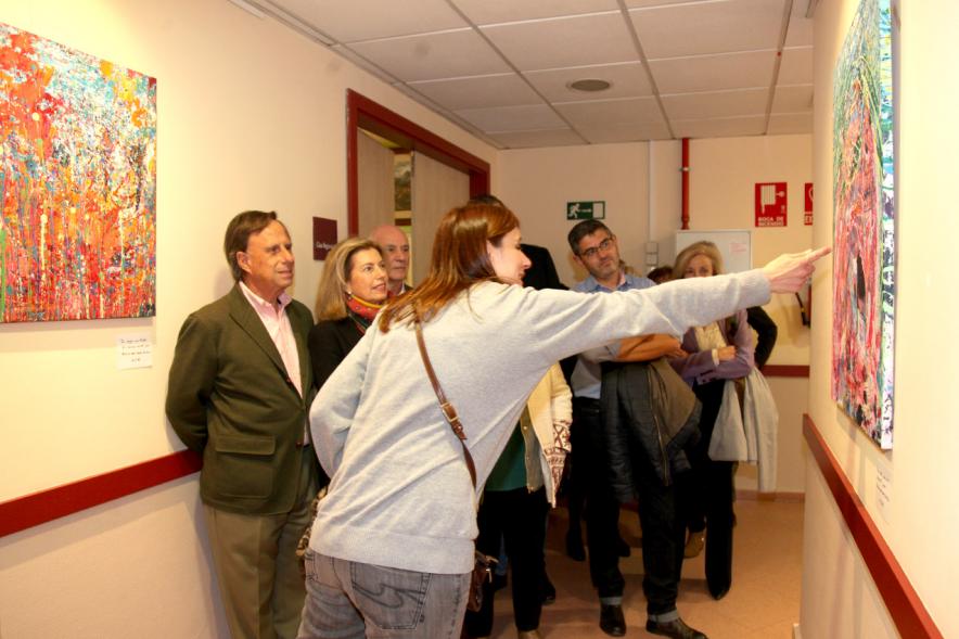 XXIIª Feria del Pulpo y el Mejillón -  Imagen del alcalde García de Vinuesa visitando una exposición de cuadros acompañado de varias personas mientras la pintora de Marianela Fontoria les explica su obra.