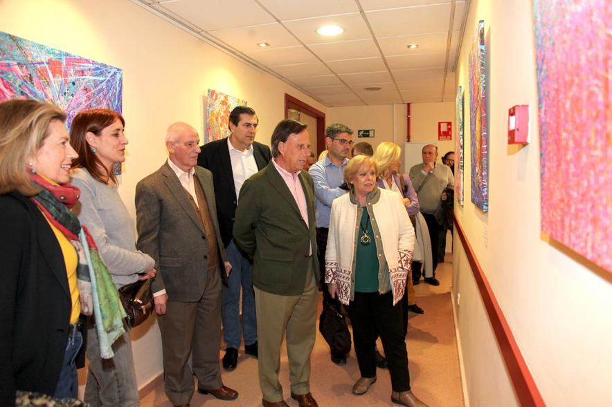 XXIIª Feria del Pulpo y el Mejillón - Imagen del alcalde García de Vinuesa visitando una exposición de cuadros acompañado de varias personas.