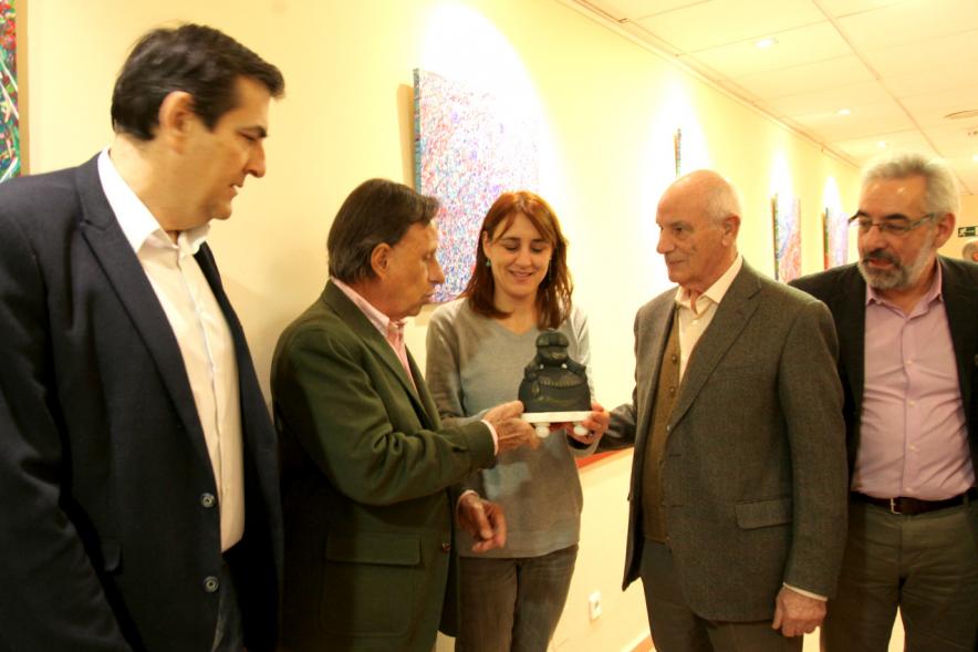 XXIIª Feria del Pulpo y el Mejillón - Imagen del alcalde García de Vinuesa entregando una Menina de Honor a una persona.