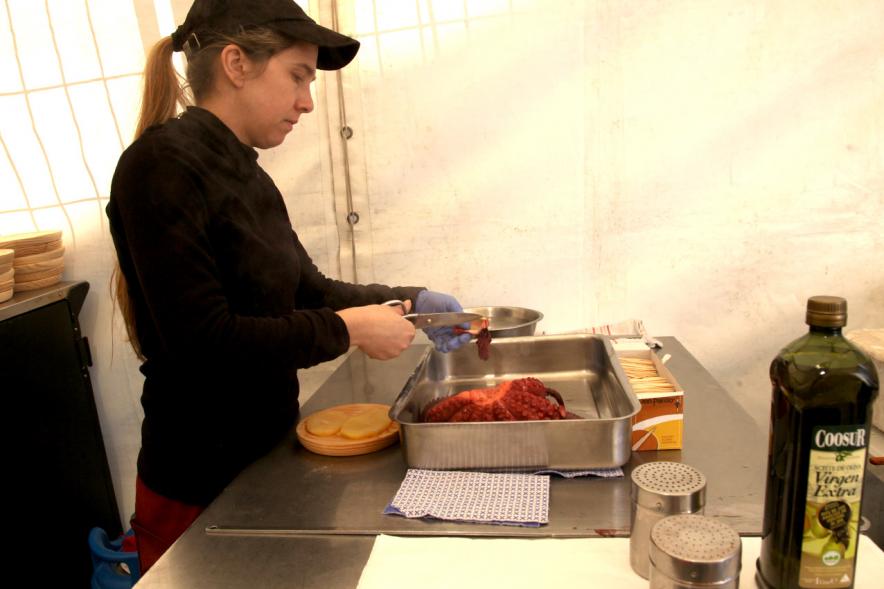 XXIIª Feria del Pulpo y el Mejillón - Imagen de una persona cortando con una tijeras el pulpo para un plato de "pulpo a feira".
