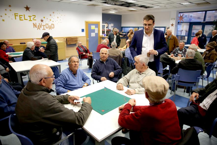 Concejal Miguel Angel Arranz Molins con usuarios en el Hogar del Jubilado. Evento Roscon de Reyes 2020
