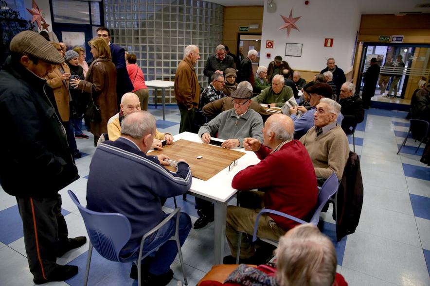 Usuarios en el Hogar del Jubilado. Evento Roscón de Reyes . 2020