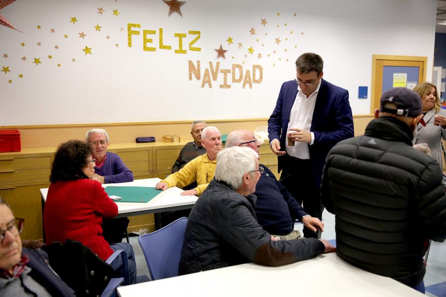 Concejal Miguel Angel Arranz Molins con usuarios en el Hogar del Jubilado. Evento Roscon de Reyes 2020