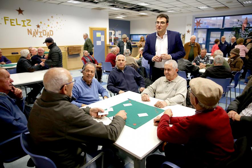 Concejal Miguel Ángel Arranz Molins con usuarios en el Hogar del Jubilado. Evento Roscon de Reyes 2020