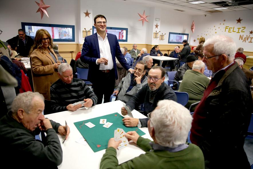 Concejales Inmaculada Puyalto, Miguel Angel Arranz Molins con usuarios en el Hogar del Jubilado. Evento Roscon de Reyes 2020