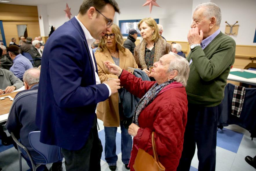 Concejales Inmaculada Puyalto, Miguel Angel Arranz Molins con usuarios en el Hogar del Jubilado. Evento Roscon de Reyes 2020