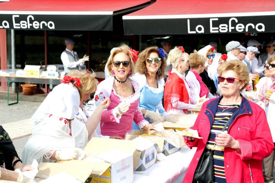 Día de la Comunidad de Madrid 2018 - Reparto de Rosquillas en La Esfera - Primer plano de unas chulapas.