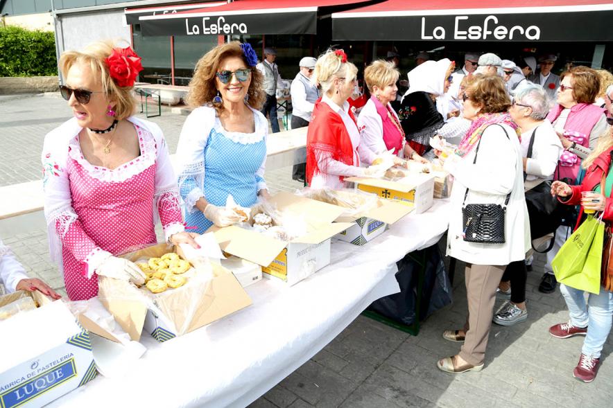 Día de la Comunidad de Madrid 2018 - Reparto de Rosquillas en La Esfera - Imagen de las chulapas con las rosquillas.