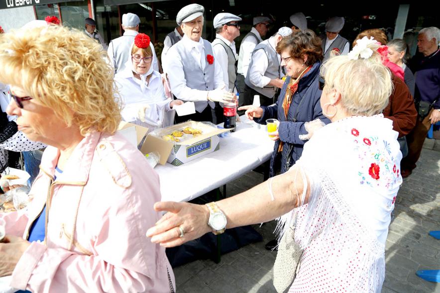 Día de la Comunidad de Madrid 2018 - Reparto de Rosquillas en La Esfera - Imagen de las chulapas ordenando al público.