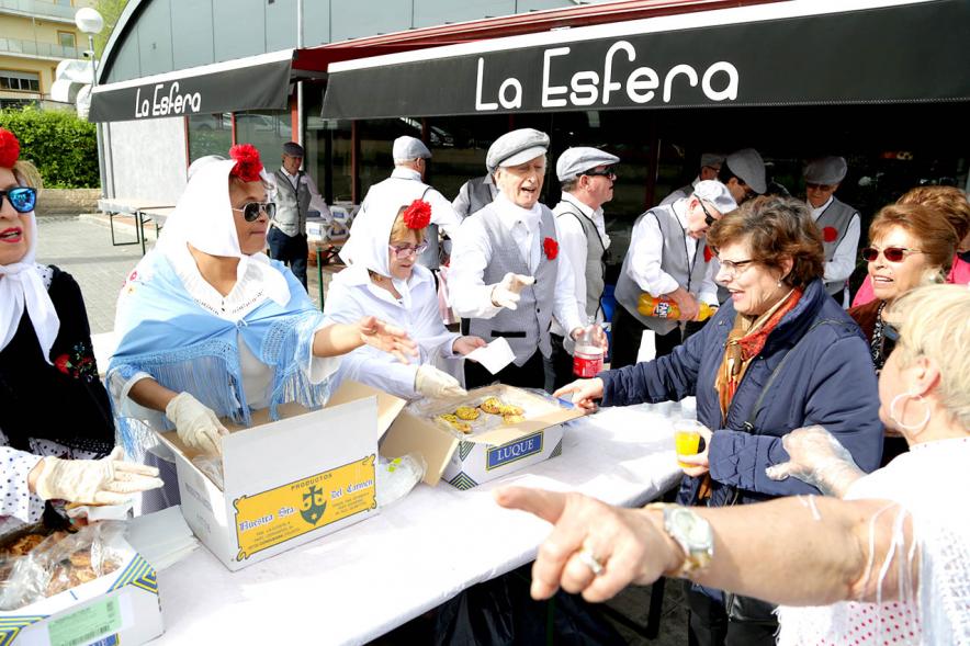 Día de la Comunidad de Madrid 2018 - Reparto de Rosquillas en La Esfera -  Imagen de las chulapas y chulapos  repartiendo las rosquillas.