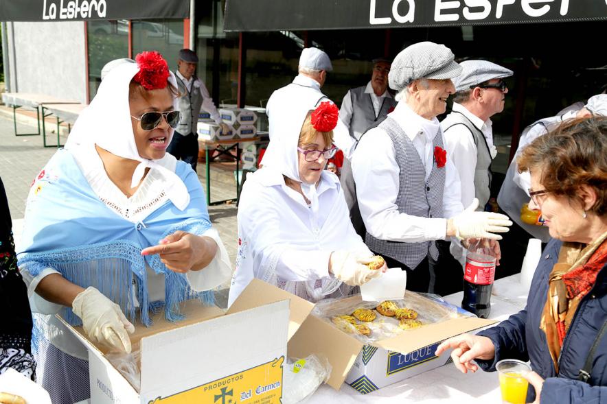 Día de la Comunidad de Madrid 2018 - Reparto de Rosquillas en La Esfera -  Imagen de las chulapas repartiendo las rosquillas.