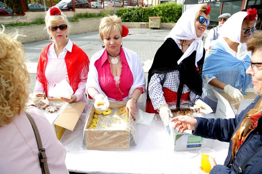 Día de la Comunidad de Madrid 2018 - Reparto de Rosquillas en La Esfera -  Imagen de las chulapas repartiendo las rosquillas.