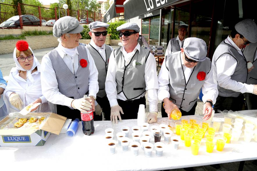 Día de la Comunidad de Madrid 2018 - Reparto de Rosquillas en La Esfera - Imagen de los chulapos  con la sangría.