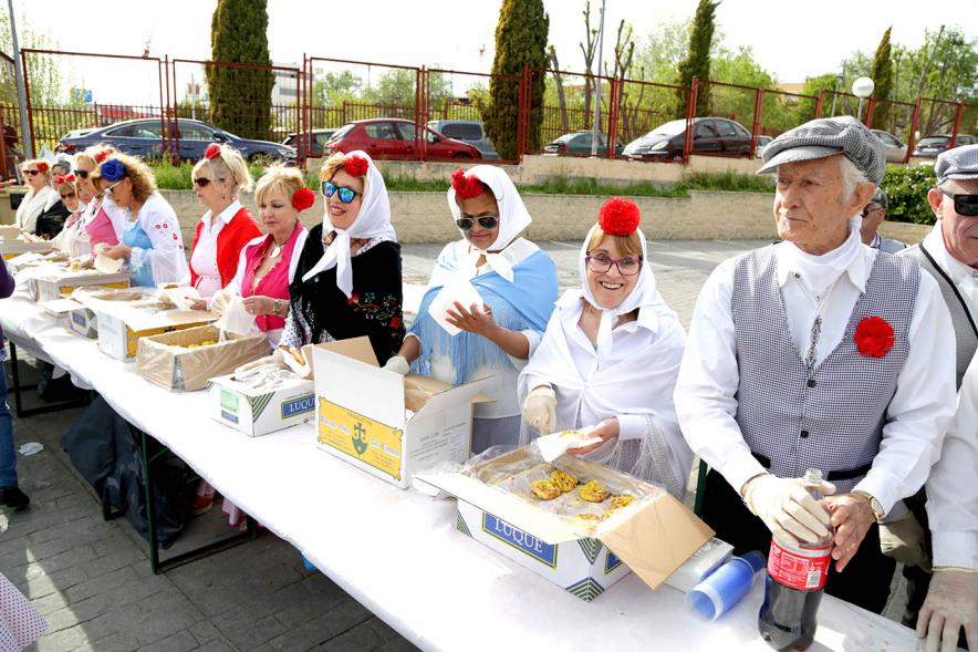 Día de la Comunidad de Madrid 2018 - Reparto de Rosquillas en La Esfera -  Imagen de  los chulapos repartiendo rosquillas.