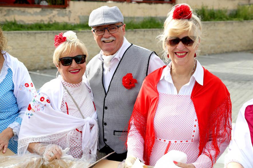 Día de la Comunidad de Madrid 2018 - Reparto de Rosquillas en La Esfera -  Imagen de dos chulapas y un chulapo.