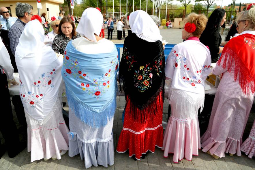 Día de la Comunidad de Madrid 2018 - Reparto de Rosquillas en La Esfera - Imagen psoterior de las chulapas y del mantón de Manila.